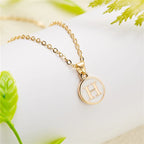 Collier avec pendentif blanc initiale h