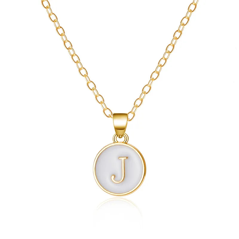 Collier avec pendentif blanc initiale j