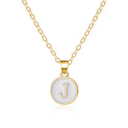 Collier avec pendentif blanc initiale j