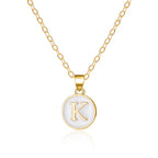 Collier avec pendentif blanc initiale k