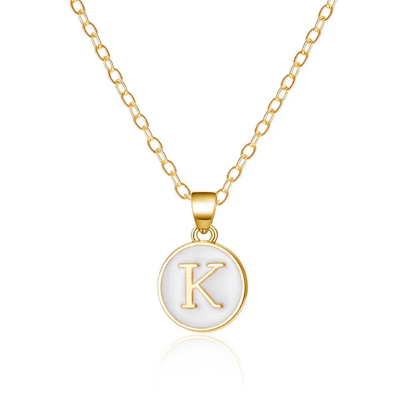 Collier avec pendentif blanc initiale k