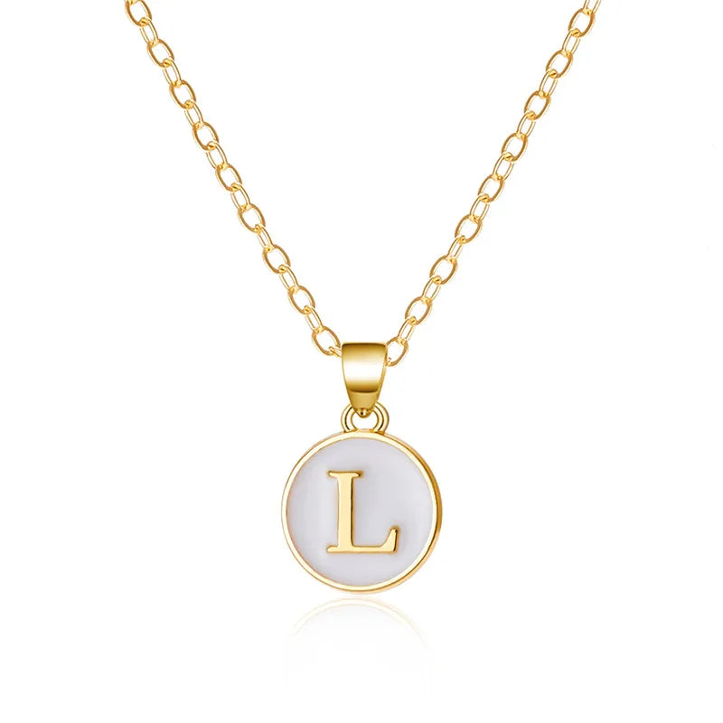 Collier avec pendentif blanc initiale l