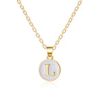 Collier avec pendentif blanc initiale l