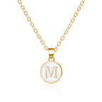 Collier avec pendentif blanc initiale m