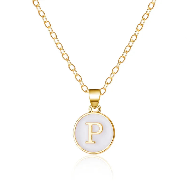 Collier avec pendentif blanc initiale p