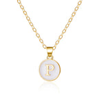Collier avec pendentif blanc initiale p