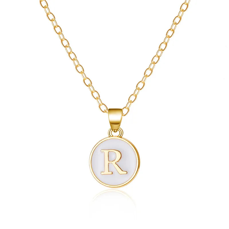 Collier avec pendentif blanc initiale r