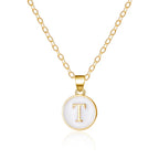 Collier avec pendentif blanc initiale t