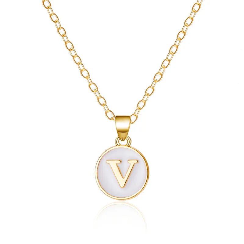 Collier avec pendentif blanc initiale v