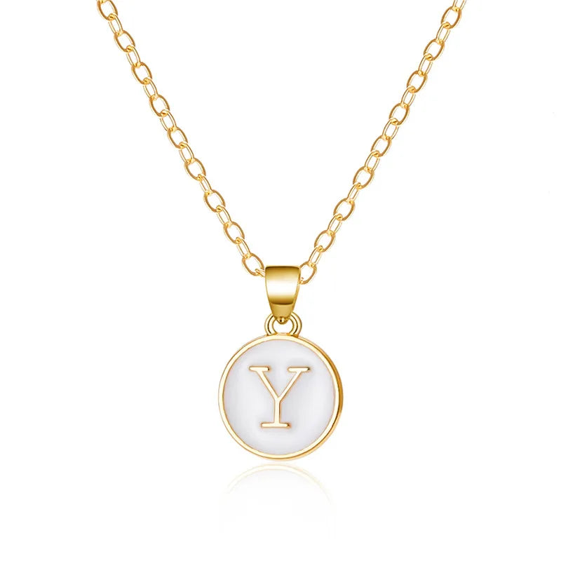 Collier avec pendentif blanc initiale y