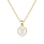 Collier avec pendentif blanc initiale y