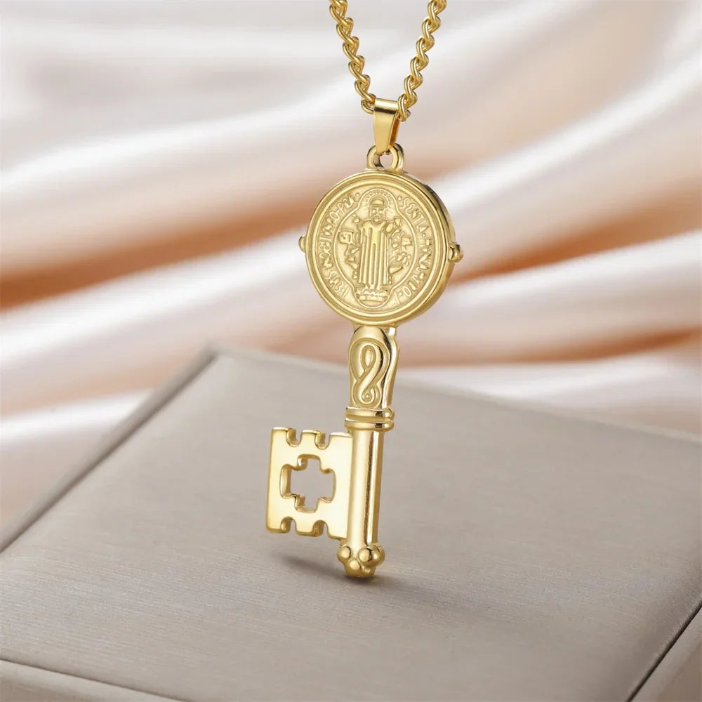 Collier avec pendentif clef catholique or