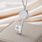 Collier avec pendentif clef catholique argent