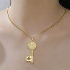Collier avec pendentif clef catholique or