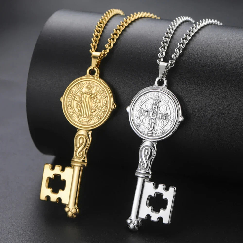 Collier avec pendentif clef catholique or