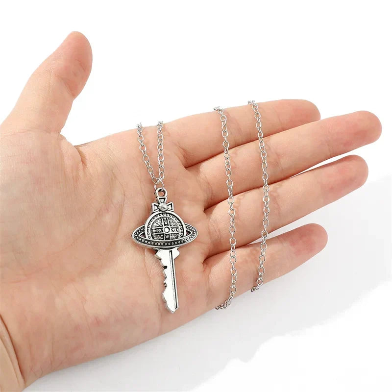 Collier avec pendentif clef de l'univers
