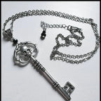Collier avec pendentif clef et tête de mort