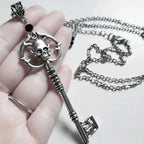 Collier avec pendentif clef et tête de mort