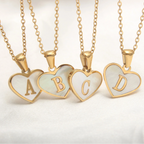 Collier avec pendentif coeur blanc initiale