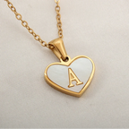 Collier avec pendentif coeur blanc initiale a