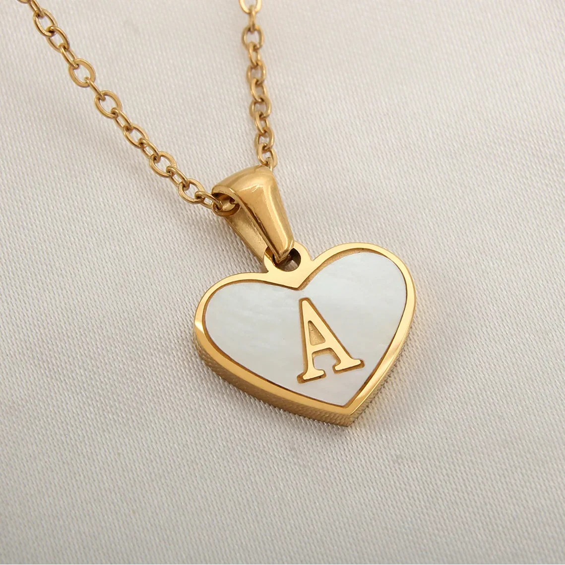 Collier avec pendentif coeur blanc initiale a