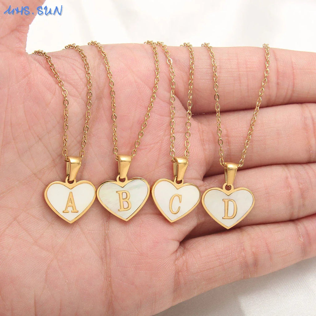 Collier avec pendentif coeur blanc initiale