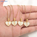 Collier avec pendentif coeur blanc initiale