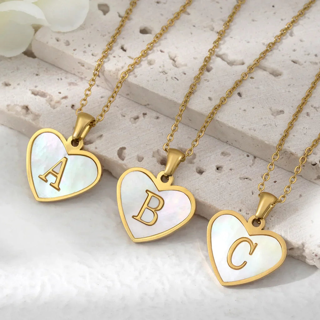 Collier avec pendentif coeur blanc initiale a