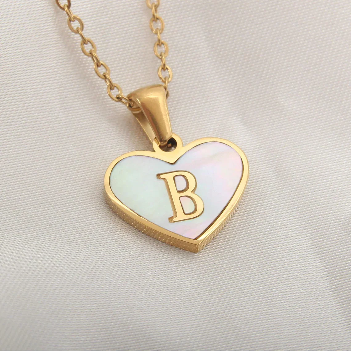 Collier avec pendentif coeur blanc initiale b