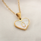 Collier avec pendentif coeur blanc initiale c