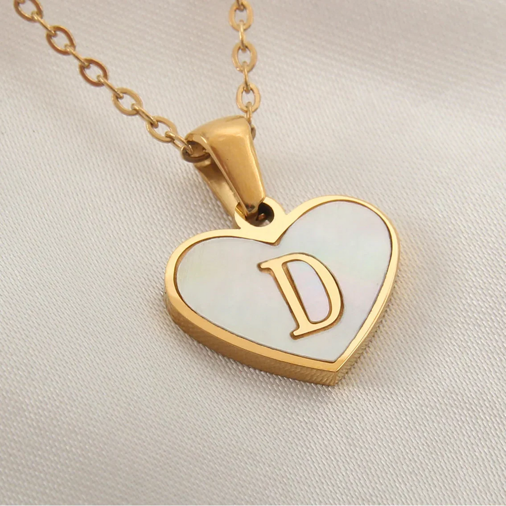 Collier avec pendentif coeur blanc initiale d