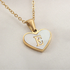 Collier avec pendentif coeur blanc initiale e