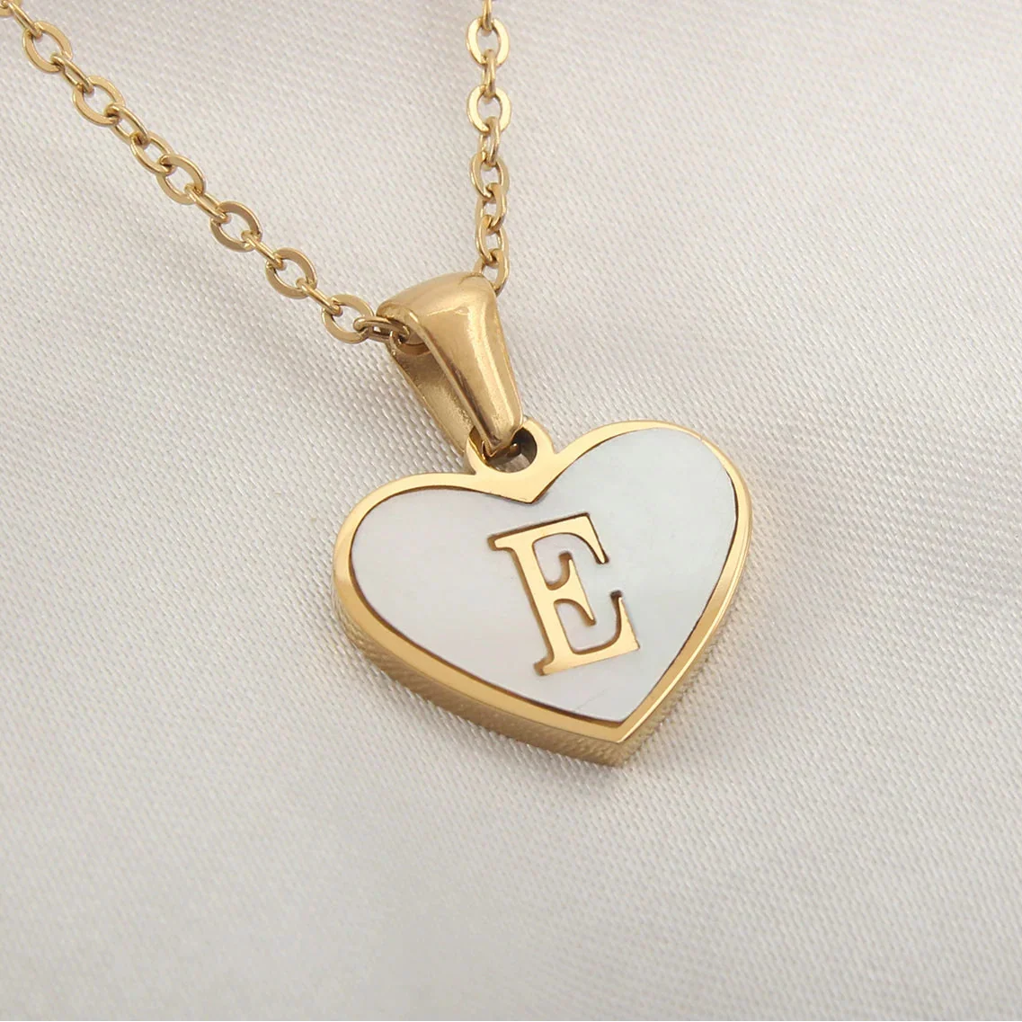 Collier avec pendentif coeur blanc initiale e