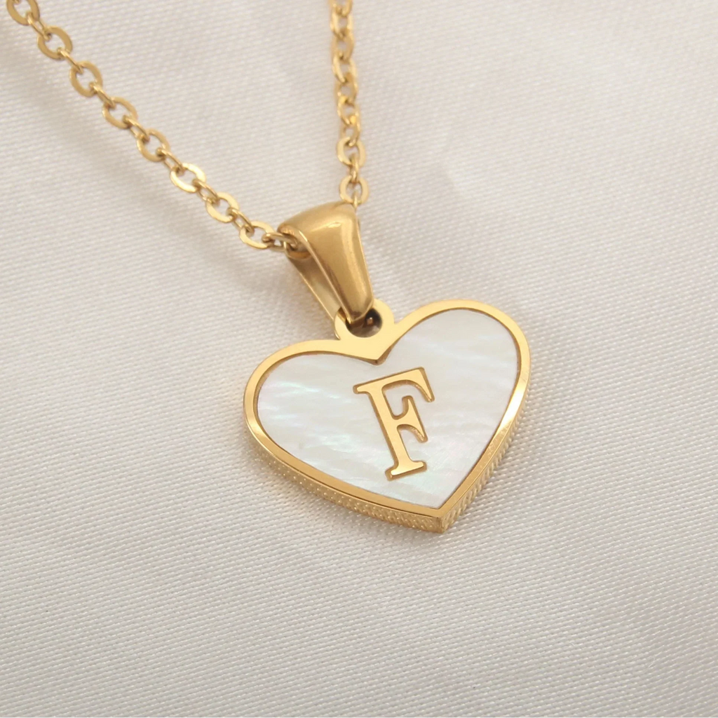 Collier avec pendentif coeur blanc initiale f