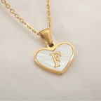 Collier avec pendentif coeur blanc initiale f
