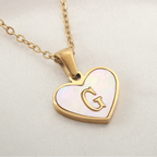 Collier avec pendentif coeur blanc initiale g