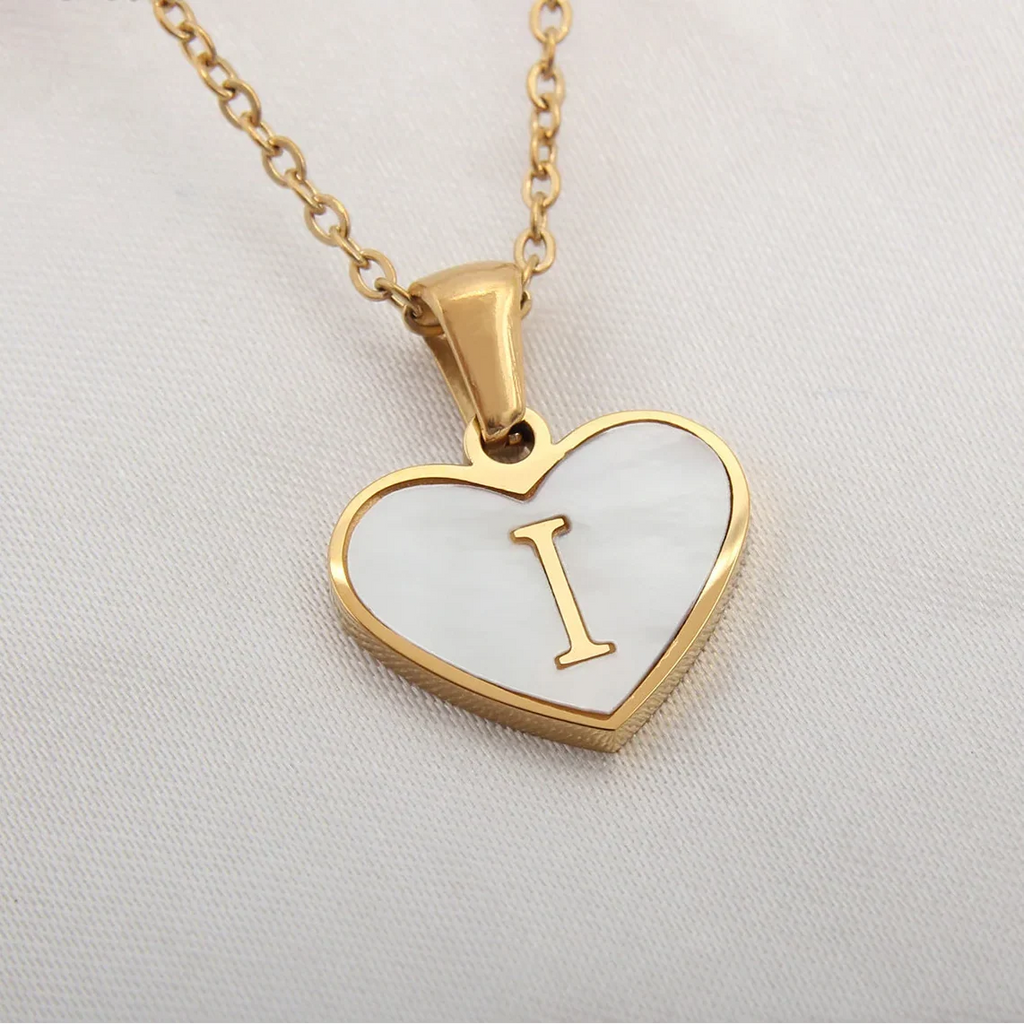 Collier avec pendentif coeur blanc initiale i