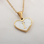 Collier avec pendentif coeur blanc initiale i