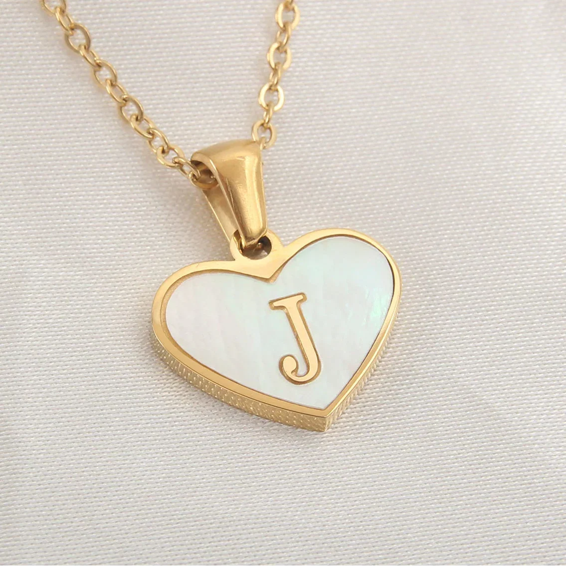 Collier avec pendentif coeur blanc initiale j