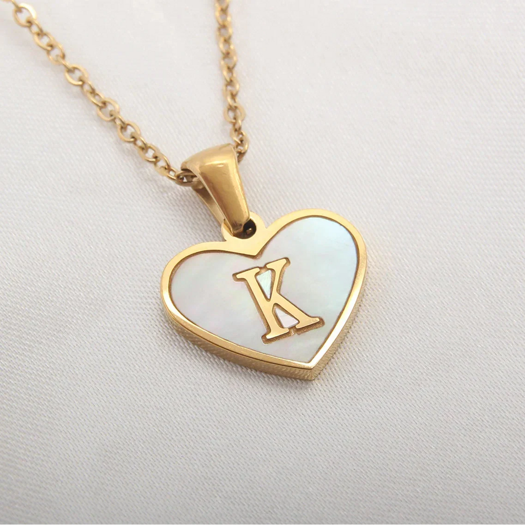 Collier avec pendentif coeur blanc initiale k