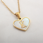 Collier avec pendentif coeur blanc initiale k