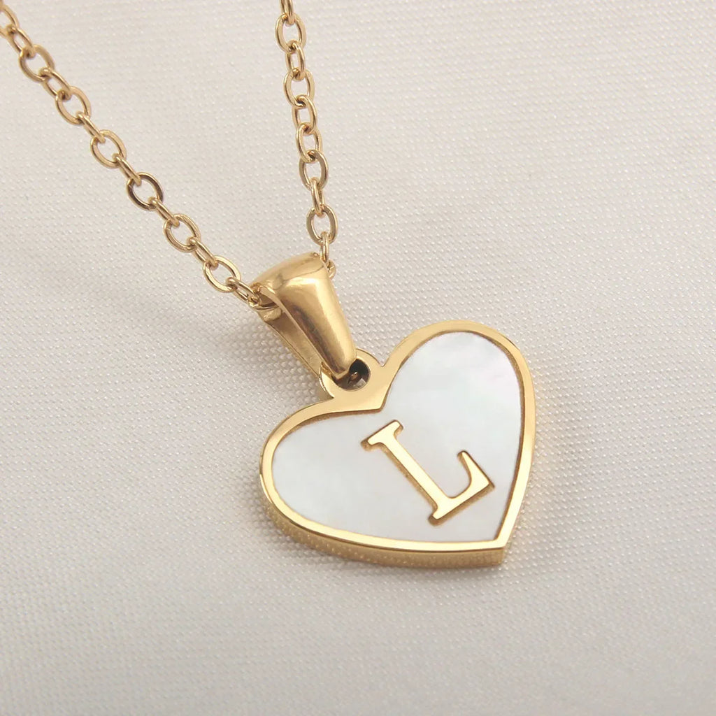 Collier avec pendentif coeur blanc initiale l