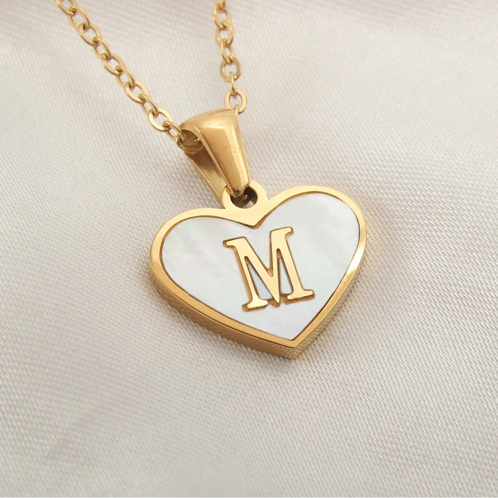 Collier avec pendentif coeur blanc initiale m