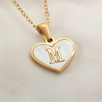Collier avec pendentif coeur blanc initiale m