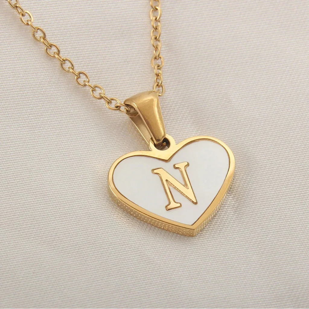 Collier avec pendentif coeur blanc initiale n
