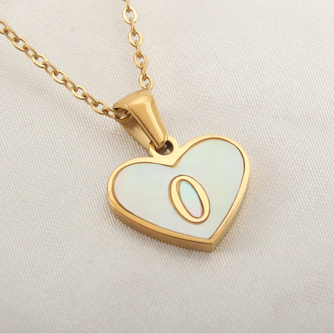 Collier avec pendentif coeur blanc initiale o