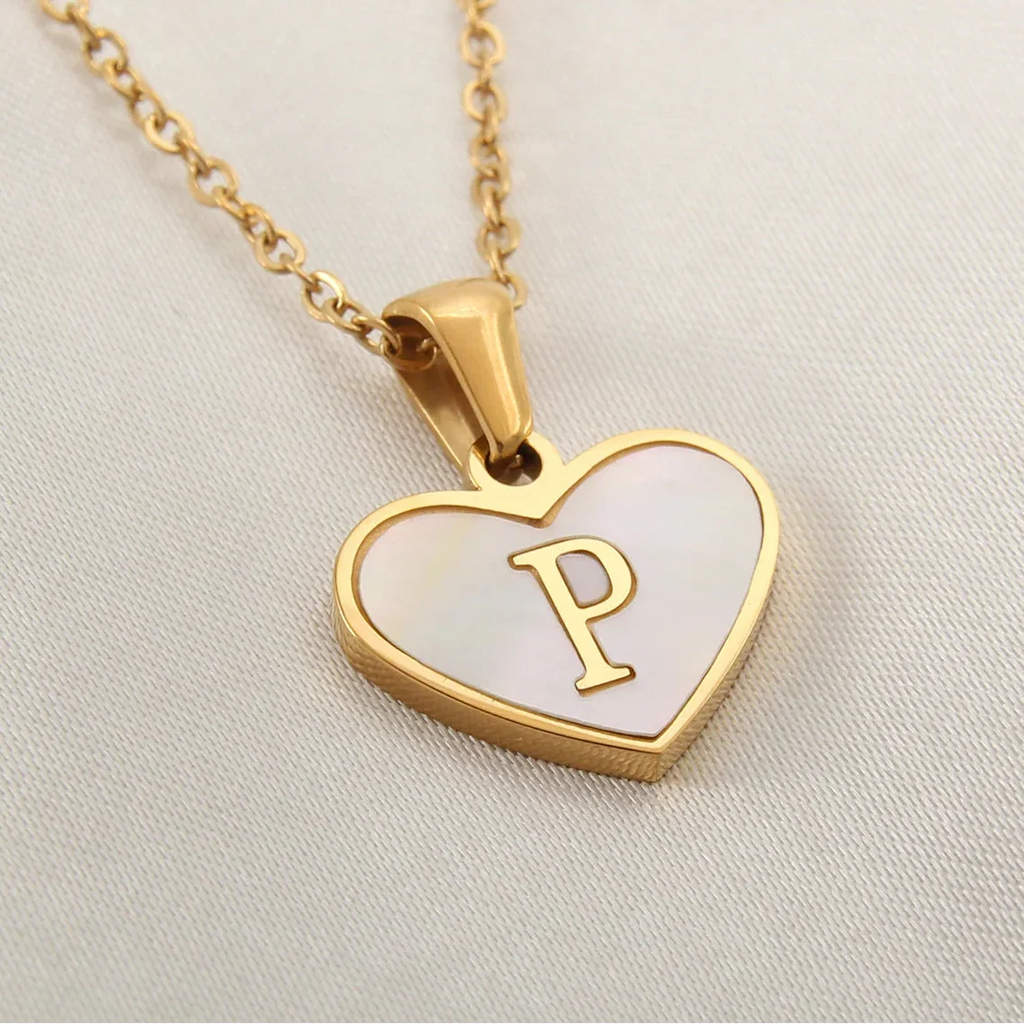 Collier avec pendentif coeur blanc initiale p