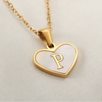 Collier avec pendentif coeur blanc initiale p