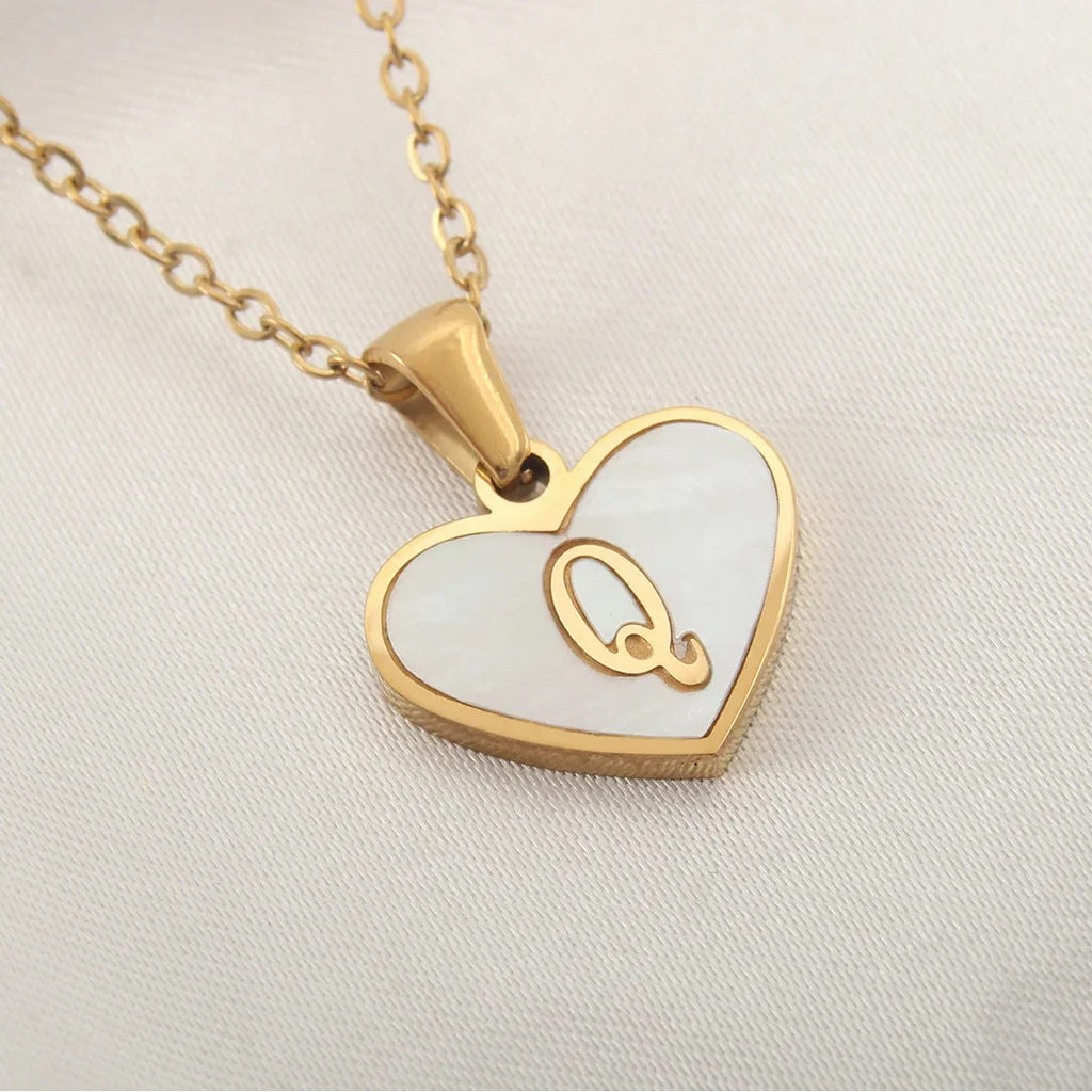Collier avec pendentif coeur blanc initiale q