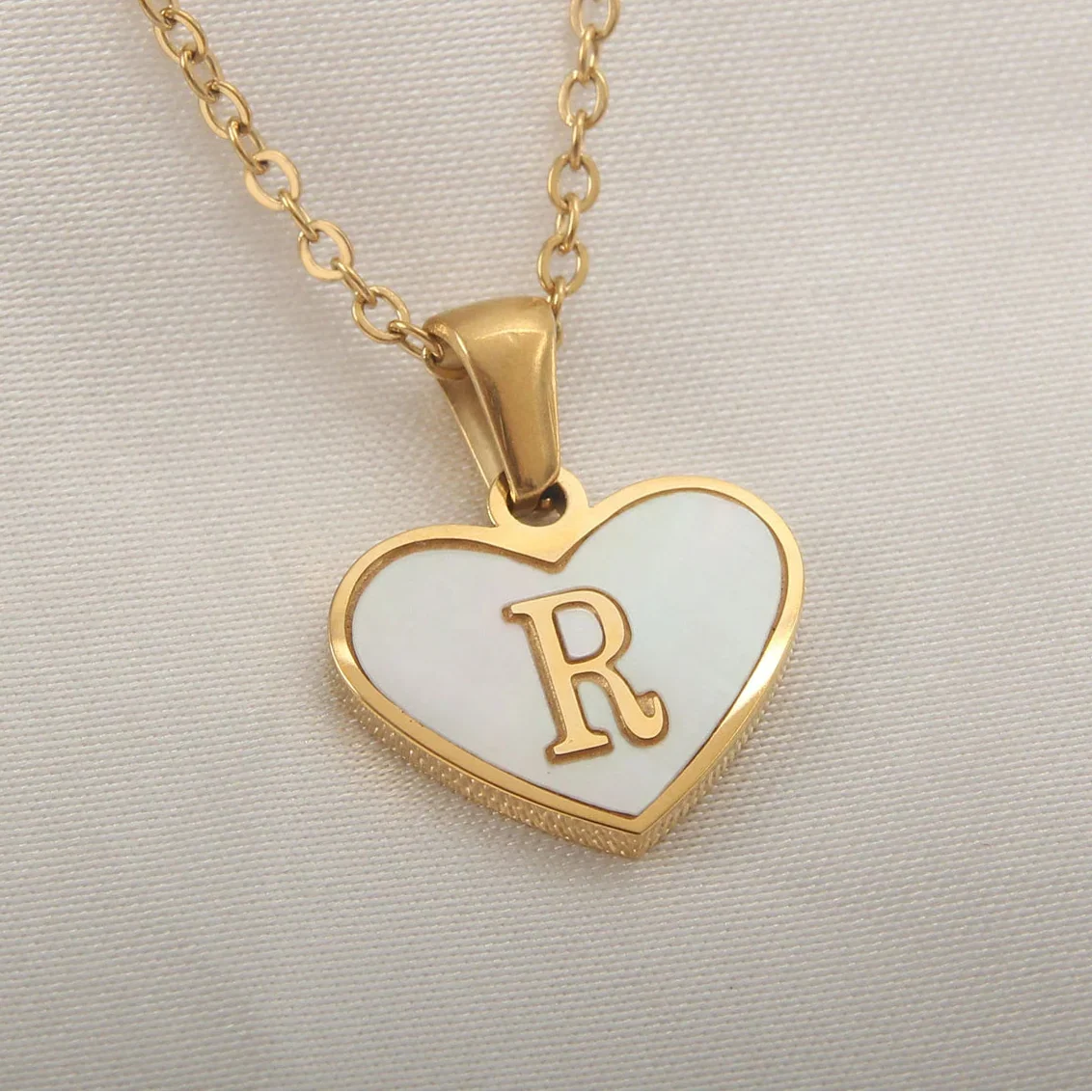 Collier avec pendentif coeur blanc initiale r